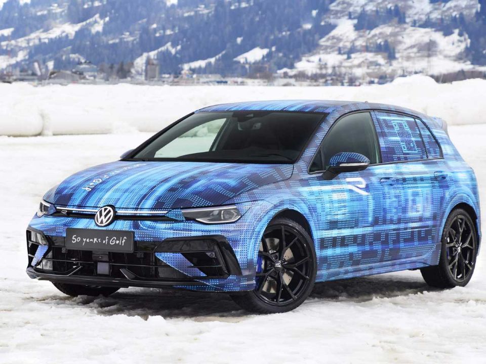 Volkwagen Golf R aparece em imagem oficial antes da estreia, em meados deste ano, mas ainda camuflado